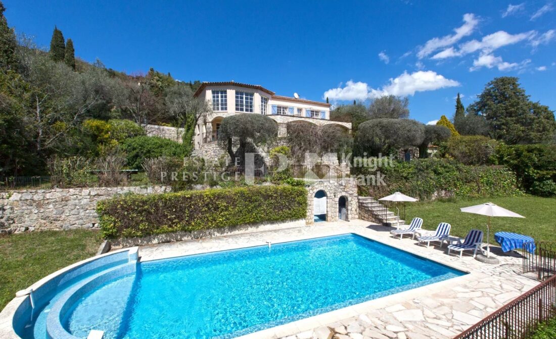 SPÉRACÈDES : Très belle villa provençale avec vues panoramiques