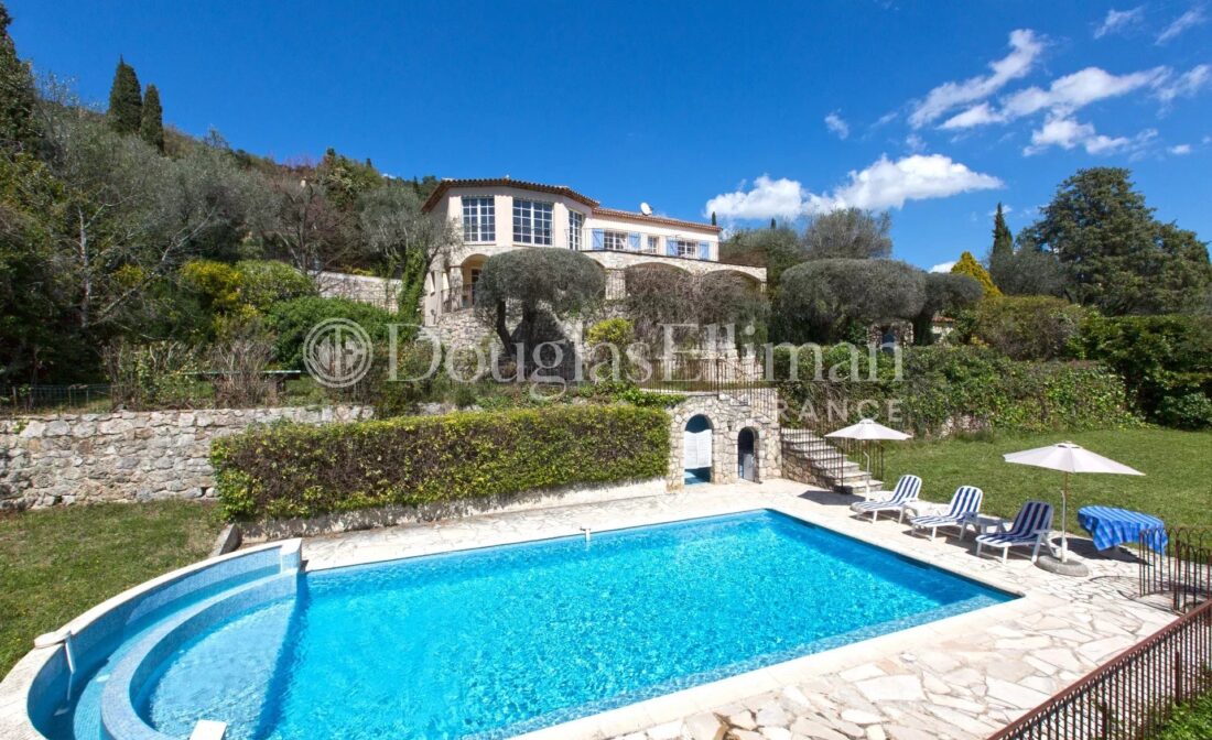 SPÉRACÈDES Côte d’Azur : Villa with panoramic sea views