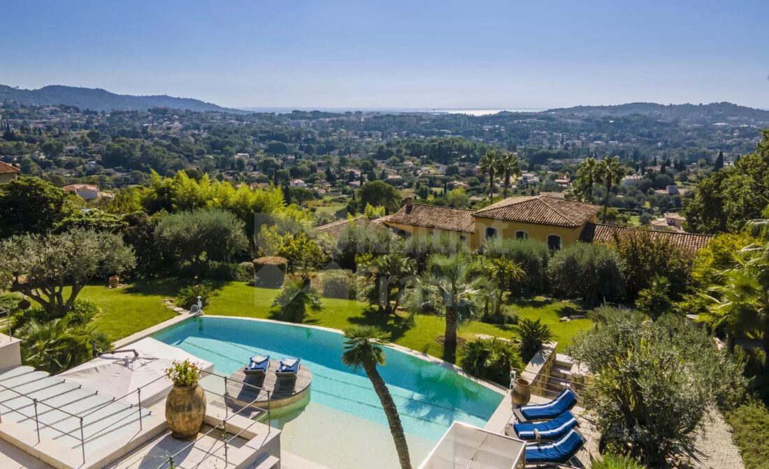 MOUGINS – Splendid property with sea view
