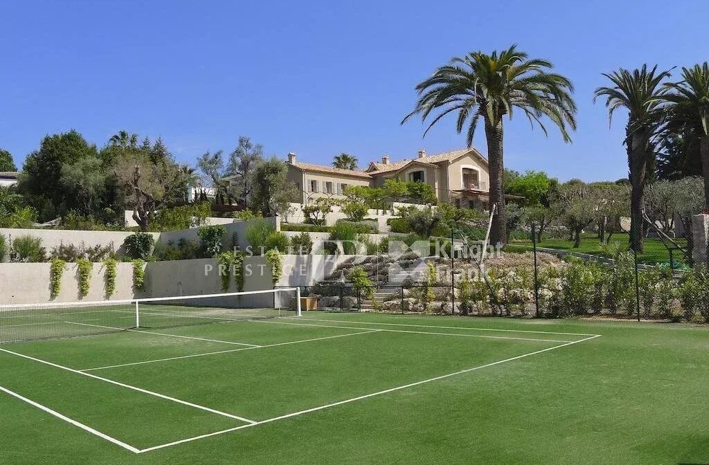 CAP D’ANTIBES – Superb property with tennis and swimming pool