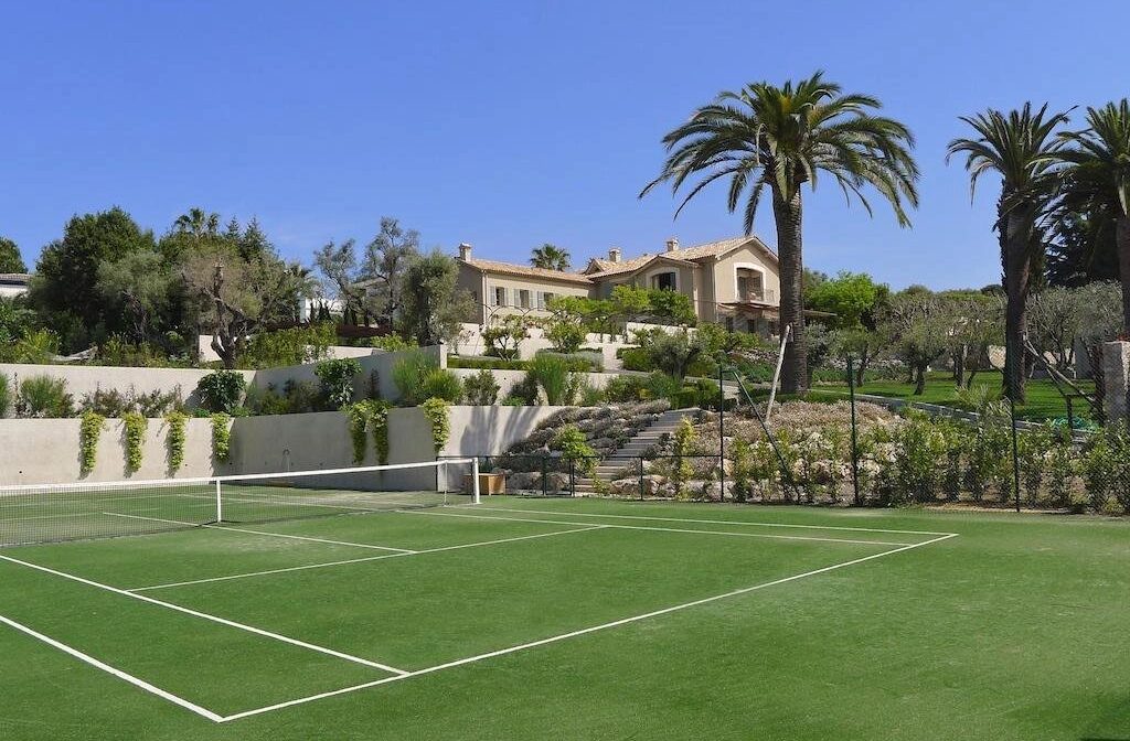 CAP D’ANTIBES – Superbe propriété avec tennis et piscine