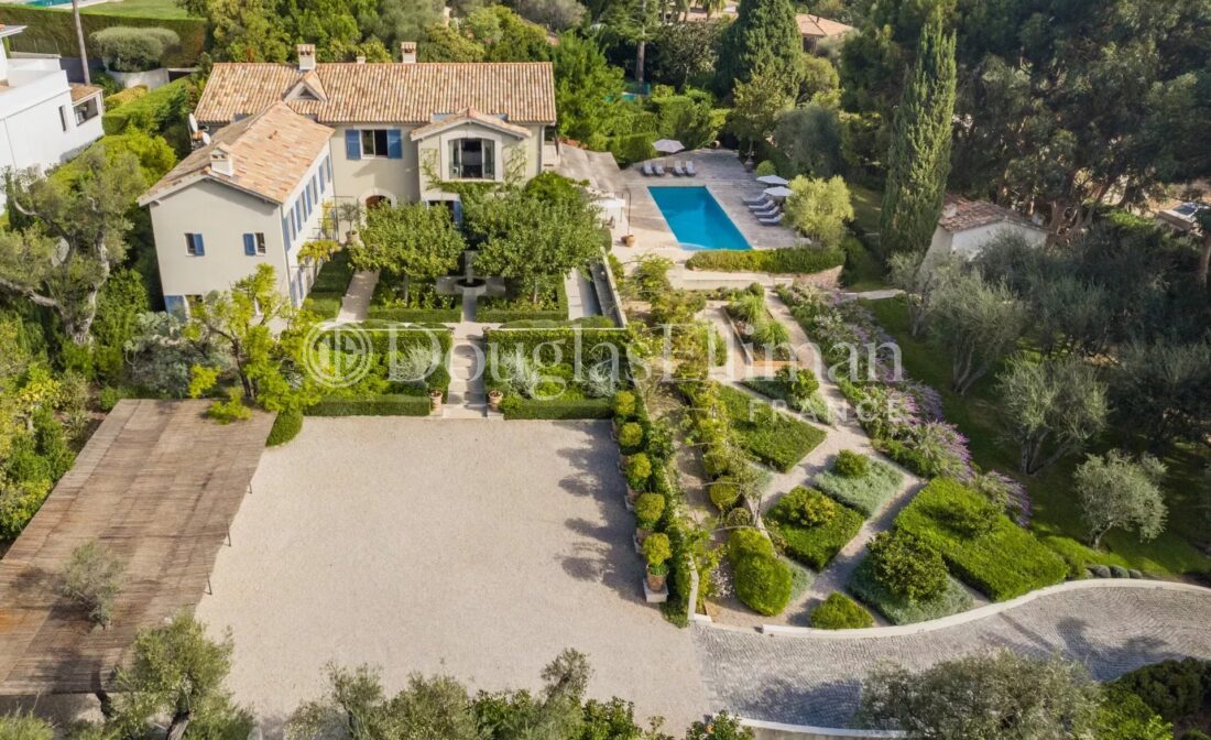 CAP D’ANTIBES – Superbe propriété avec tennis et piscine