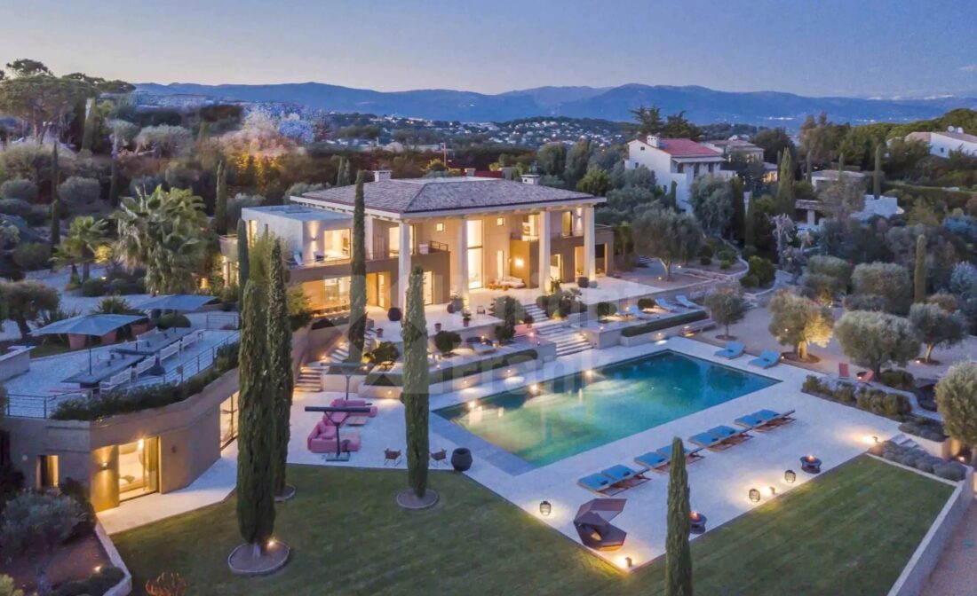 En fantastisk villa med basseng og havutsikt i Super Cannes