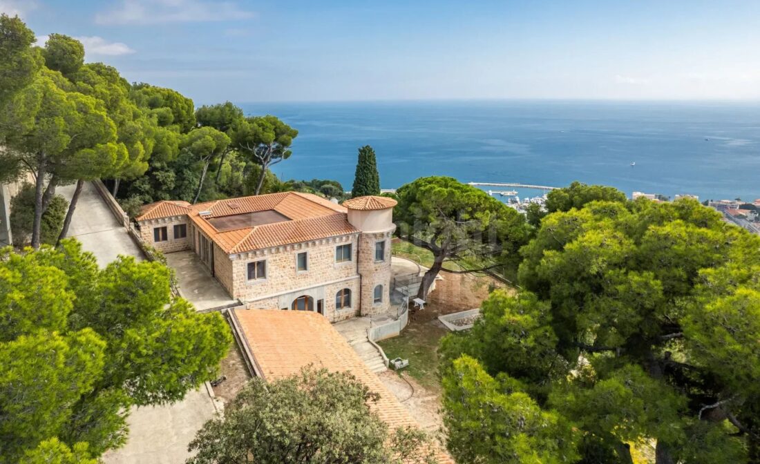 VILLEFRANCHE SUR MER – Property to renovate with stunning views over the Mediterranean !