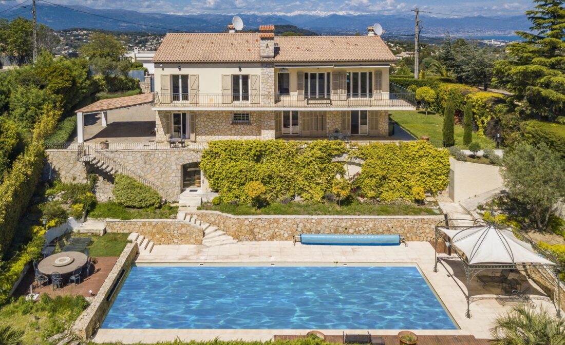 Super Cannes : Villa provençale avec une vue mer panoramique et piscine.