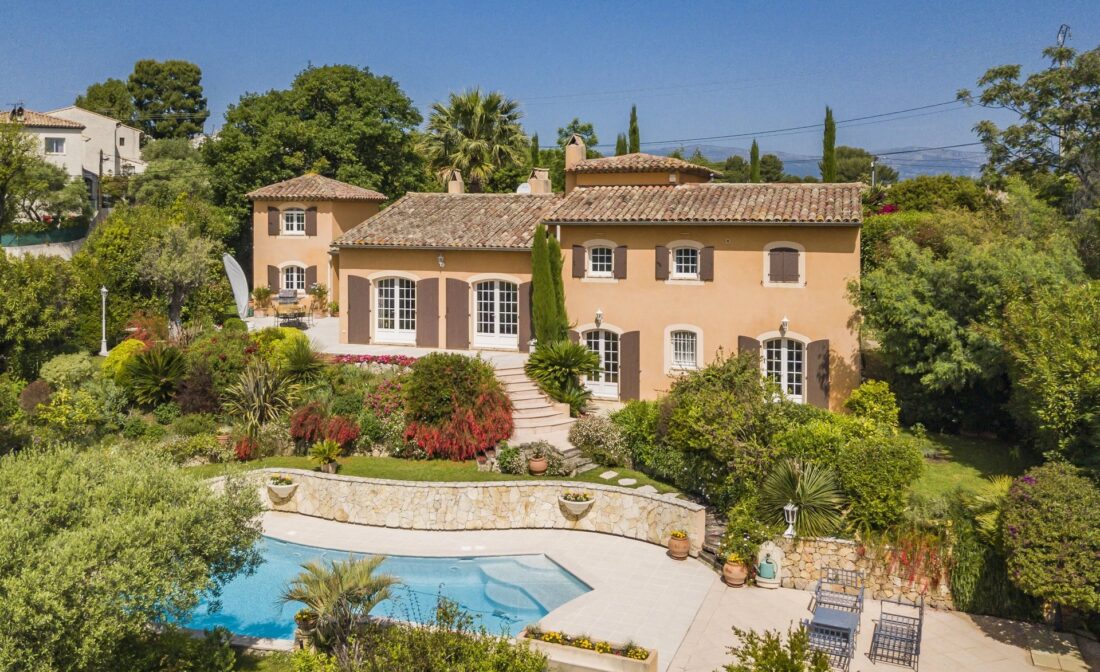Superb villa with sea view in Antibes