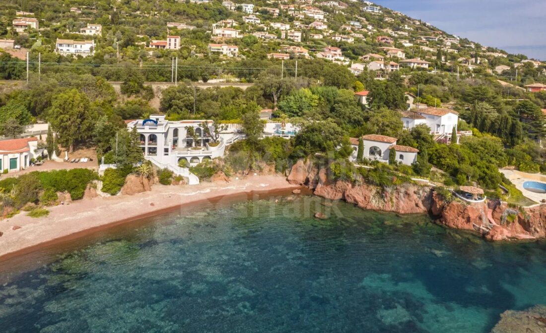 Saint-Raphael : An Exceptional Waterfront property with swimming pool and direct access to the beach