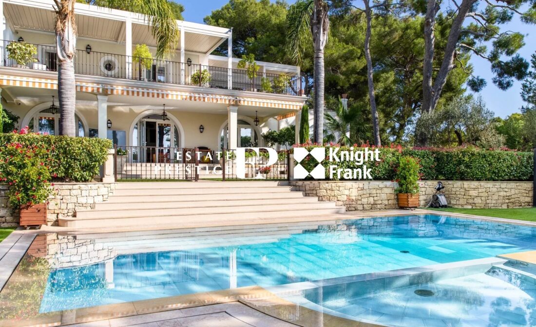 SAINT JEAN CAP FERRAT –  Une Très belle villa avec piscine proche de Grand Hotel.