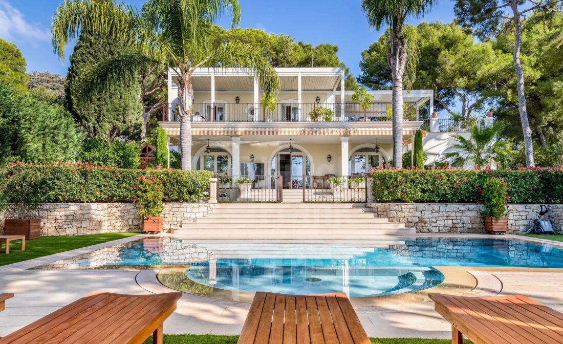 SAINT JEAN CAP FERRAT –   Beautiful villa with swimming pool and close to Grand Hotel.