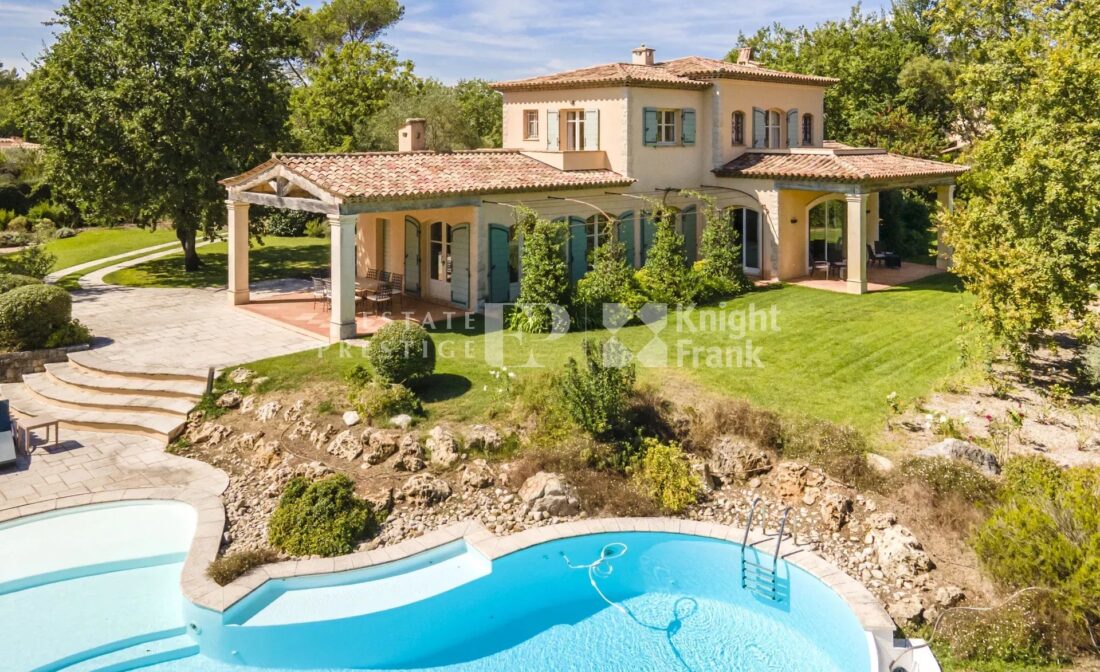 TOURRETTES : A beautiful villa on the Terre Blanche Golf Course