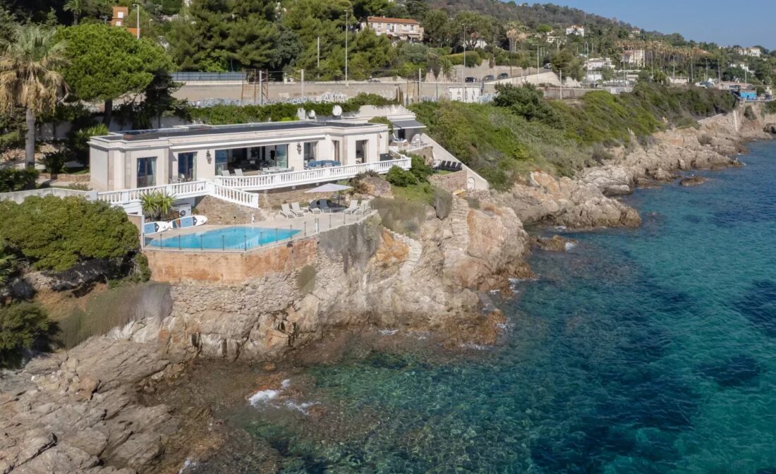 CANNES PALM BEACH – Unique waterfront villa with swimming pool and direct access to the sea