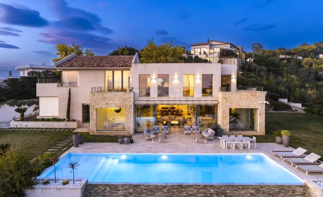 CANNES – Sumptuous contemporary villa with panoramic sea view