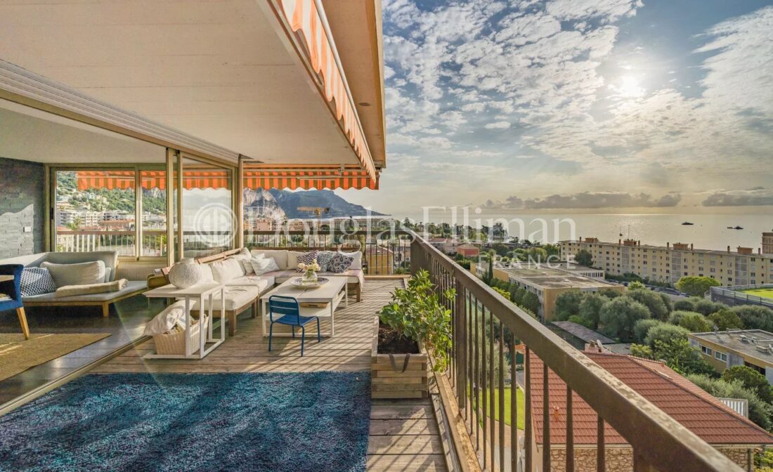 Top floor 3 bedroom apartment in Beaulieu – Panoramic sea views