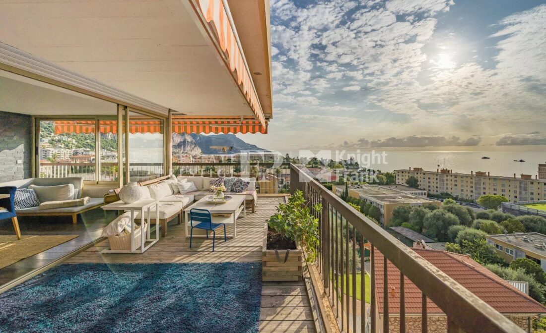 Top floor 3 bedroom apartment in Beaulieu – Panoramic sea views