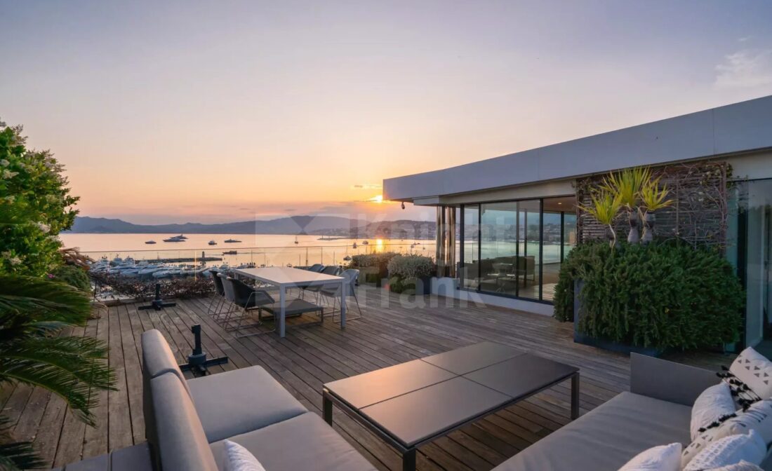 Cannes Croisette : An Exceptional Penthouse with Panoramic Views