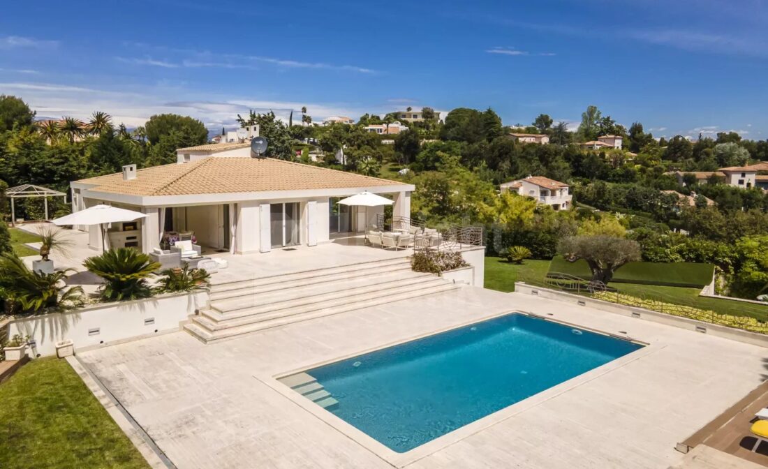 SUPER-CANNES – Family villa with pool in residential area with sea view