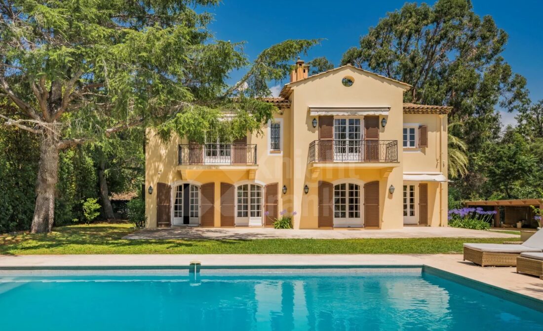 SAINT-JEAN-CAP-FERRAT – Villa de charme avec piscine et jardin plat