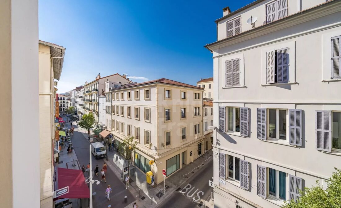 CANNES CENTRE  – 3-bedroom apartment entirely renovated in the heart of Cannes