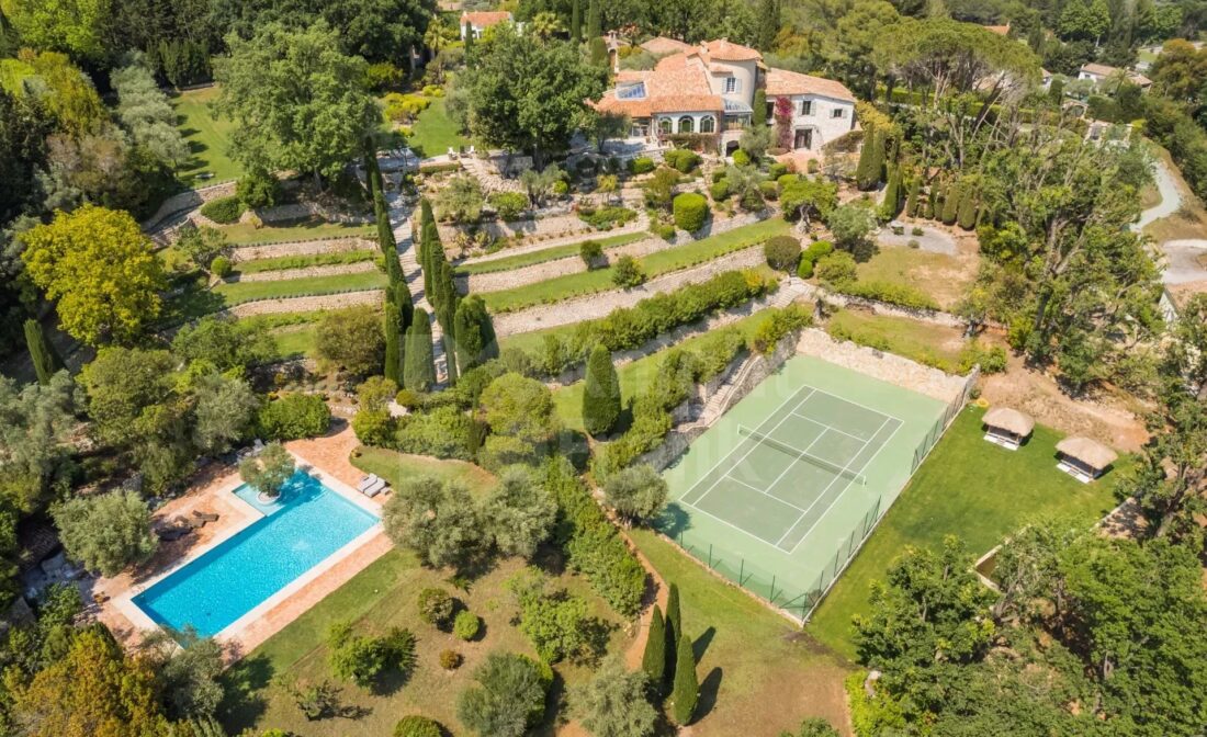 MOUGINS – Splendid renovated bastise with sea view, tennis court and chapel