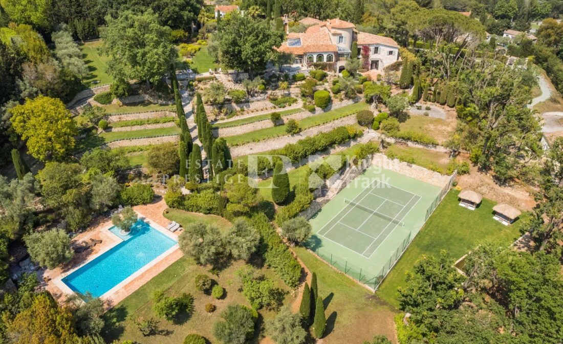 MOUGINS – praktfullt totalrenovert landsted med havutsikt, tennisbane og kapell