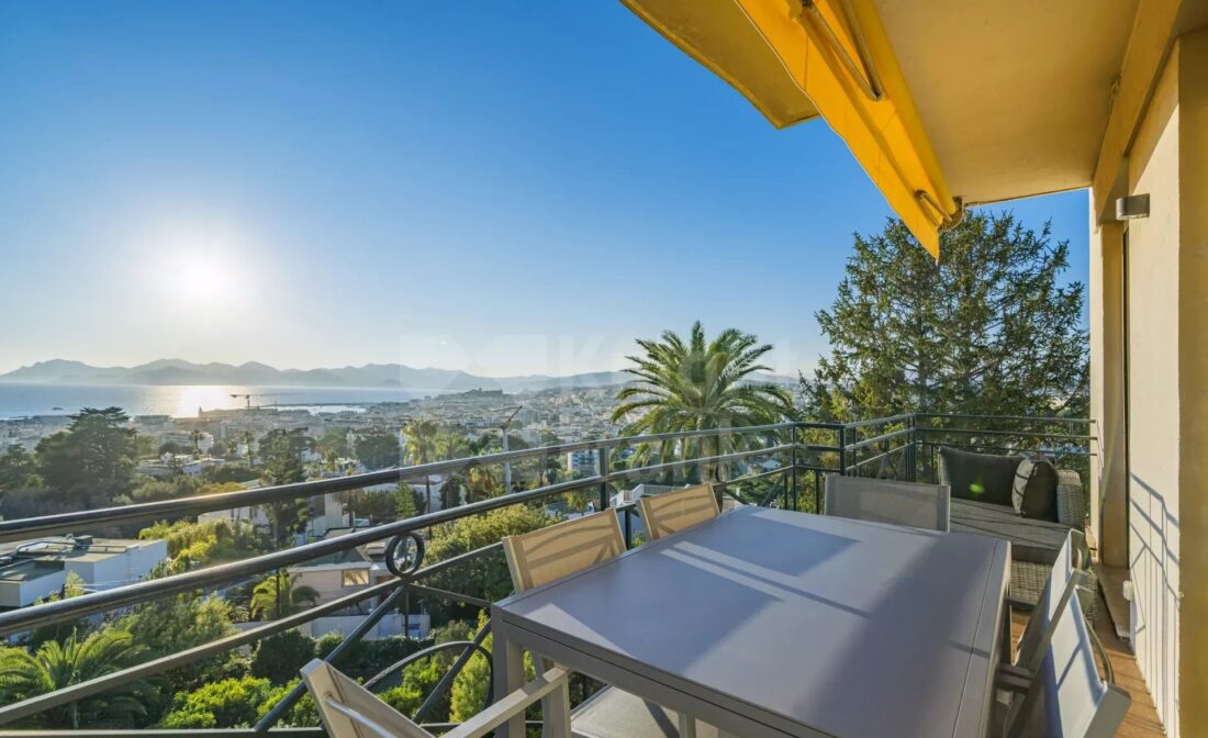 CANNES CALIFORNIE  – Appartement 5 chambres entièrement rénové avec vue panoramique sur la mer