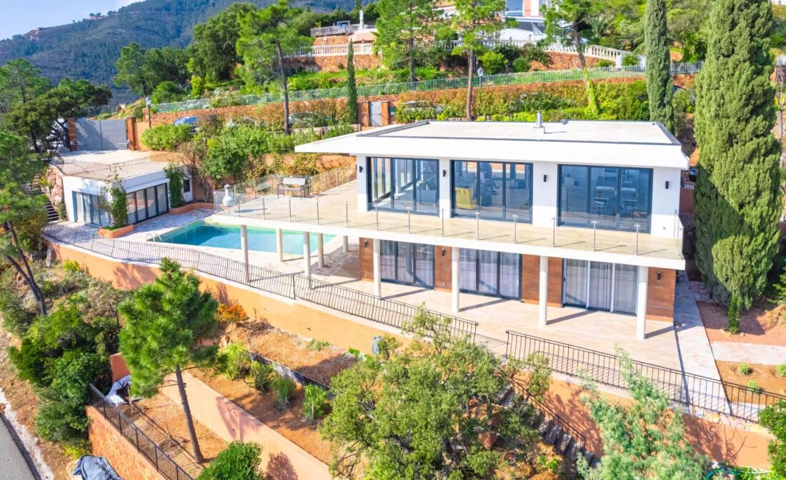 THEOULE-SUR-MER TRAYAS – Contemporary villa with Sea views over the bay of Cannes and the Estérel.
