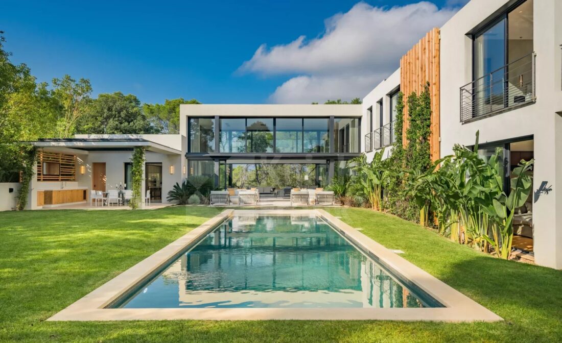 MOUGINS – Splendide villa contemporaine neuve dans domaine fermé