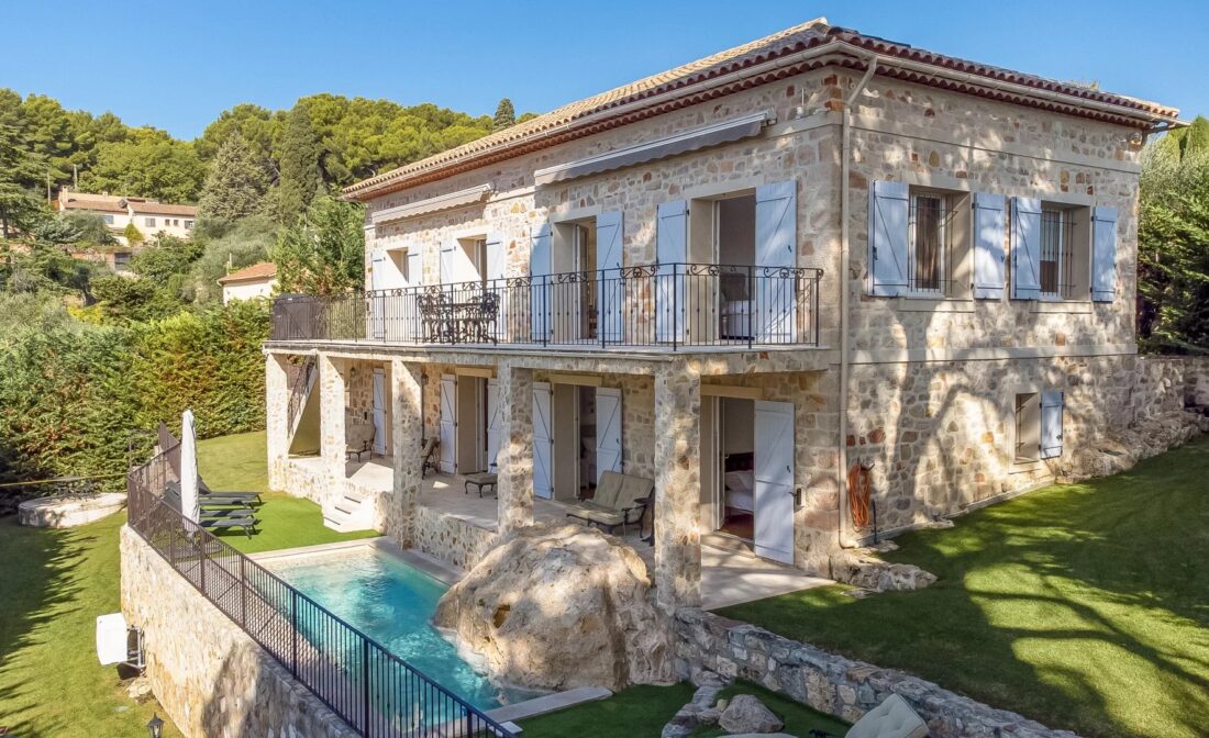 MOUGINS : Belle Bastide en Pierre avec Vue sur la Mer