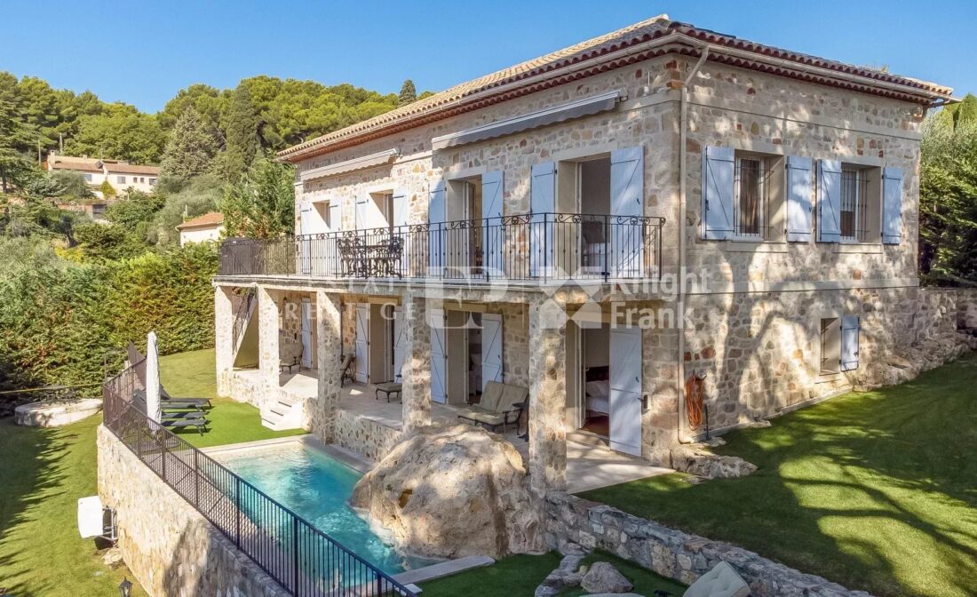 MOUGINS :  Renovert Bastide med havutsikt