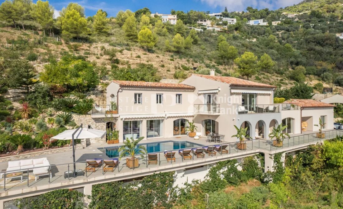 EZE – Flott, totalrenovert og moderne villa med panoramautsikt over sjøen