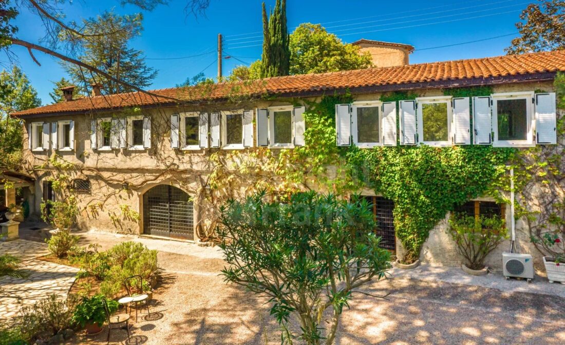 Grasse : A Traditional Bastide with 5 bedrooms and a guest house
