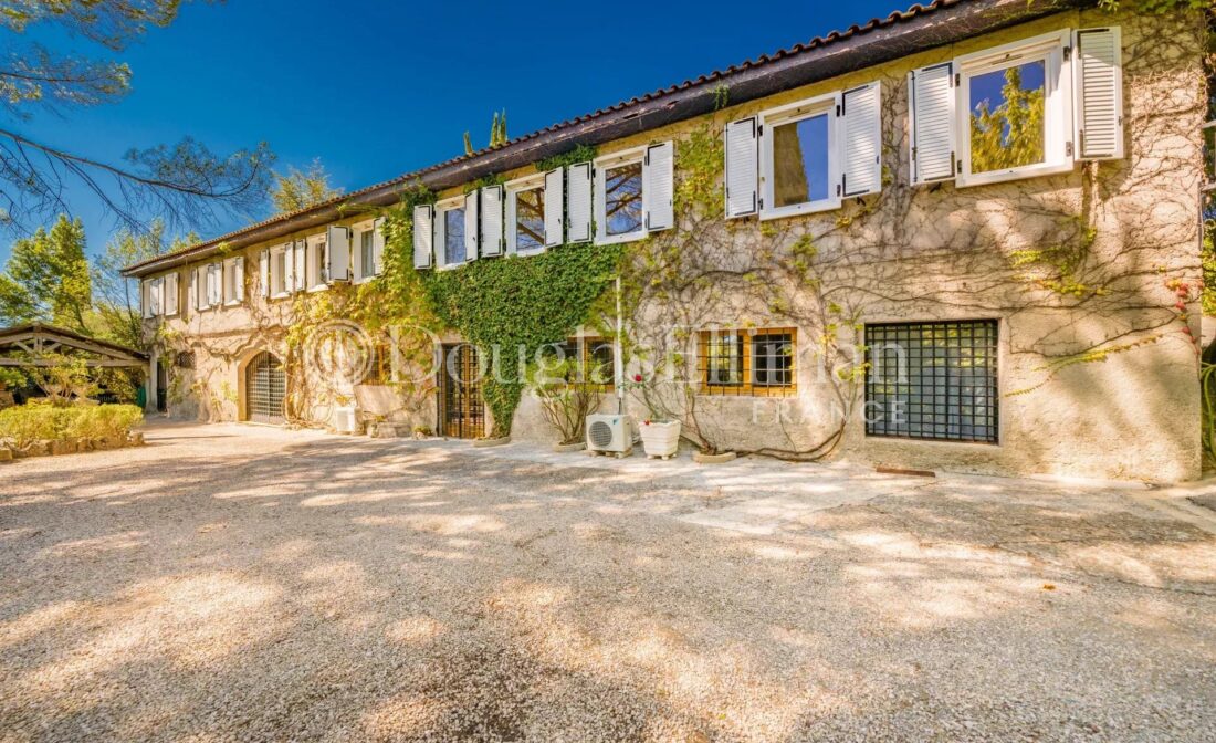 GRASSE : A Traditional Bastide with 5 bedrooms and a guest house