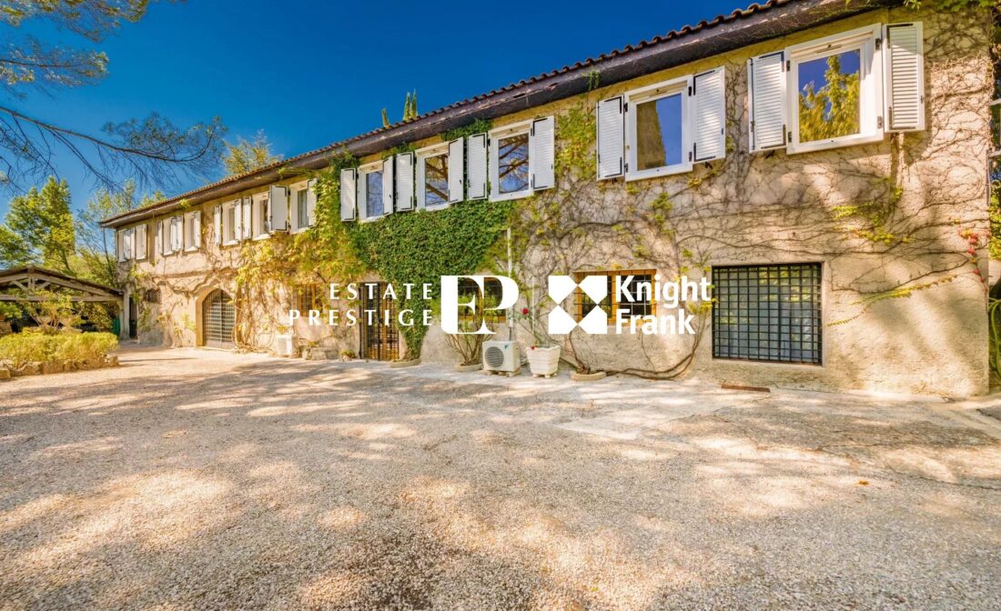 GRASSE :  Bastide provençale avec une maison indépendante