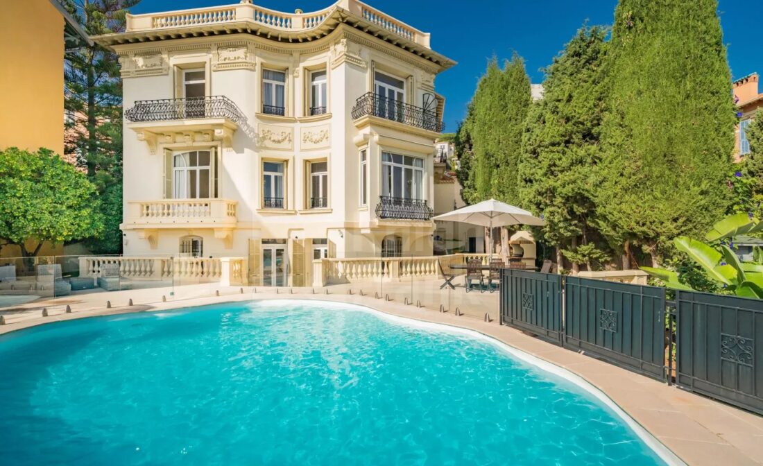 VILLEFRANCHE SUR MER – Former royal residence in the city center with sea view