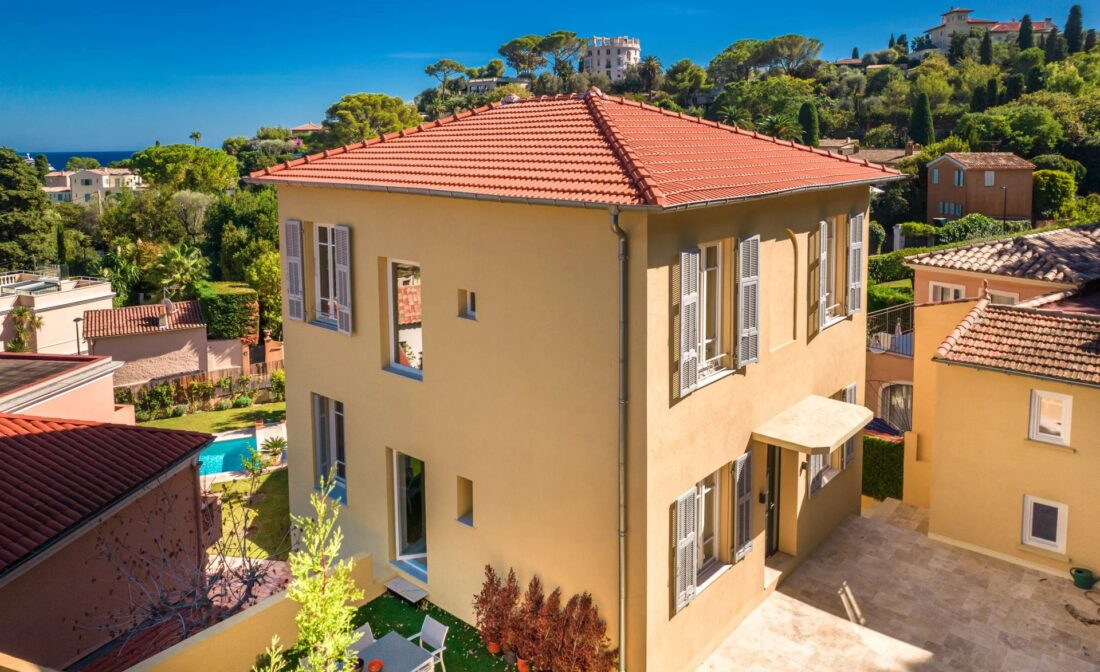 SAINT JEAN CAP FERRAT – Villa entièrement rénovée avec vue mer et piscine intérieure