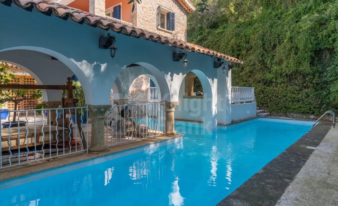 SAINT JEAN CAP FERRAT – Great potential for this nice villa in a highly sought-after location
