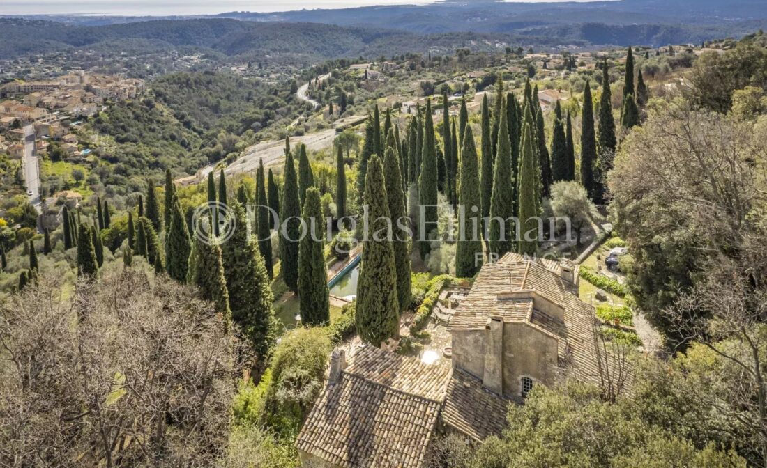 TOURRETTES-SUR-LOUP : Une superbe propriété en pierre avec vue panoramique