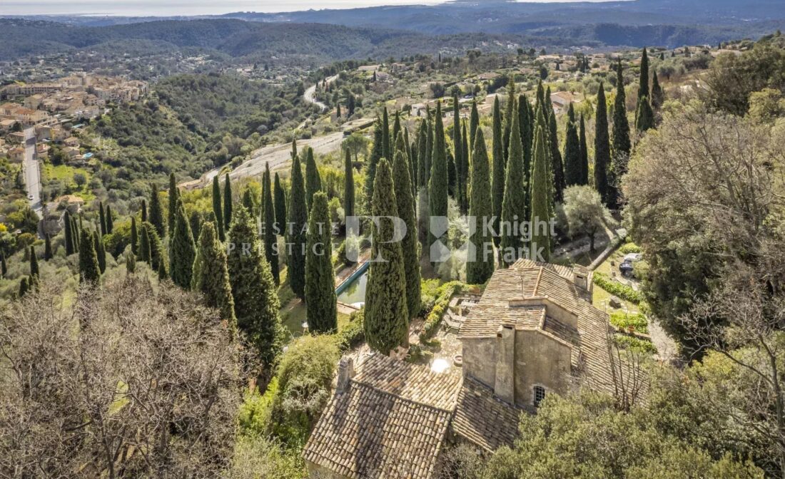 TOURRETTES-SUR-LOUP : Une superbe propriété en pierre avec vue panoramique