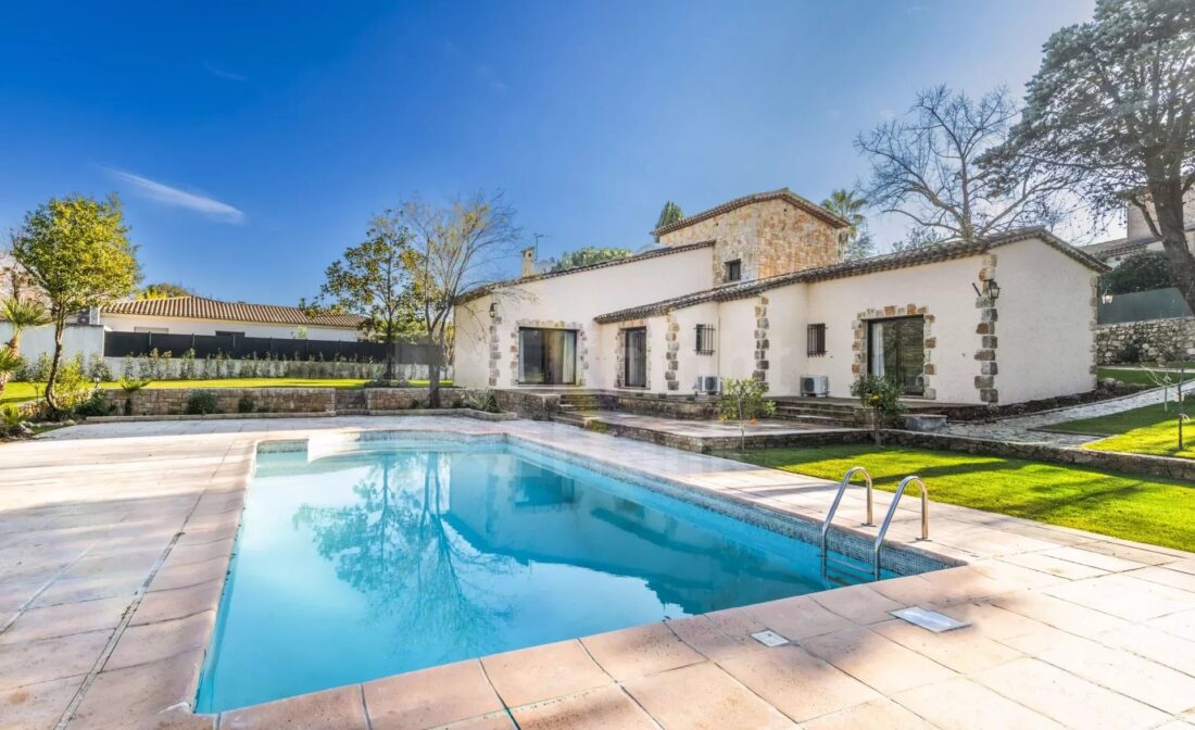 Valbonne : A Stunning Character House with Pool and Garden i