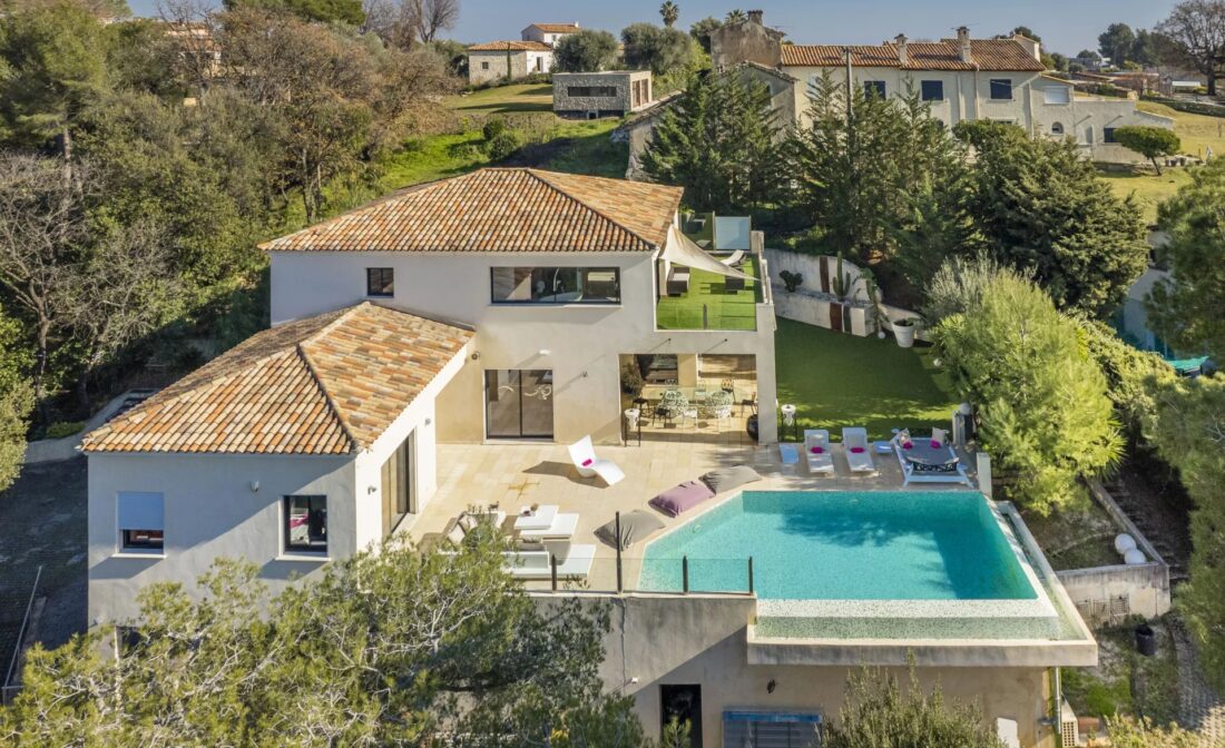 SAINT-PAUL-DE-VENCE : Une spacieuse villa avec piscine intérieur