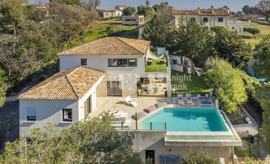 SAINT-PAUL-DE-VENCE: En romslig villa med innendørs basseng