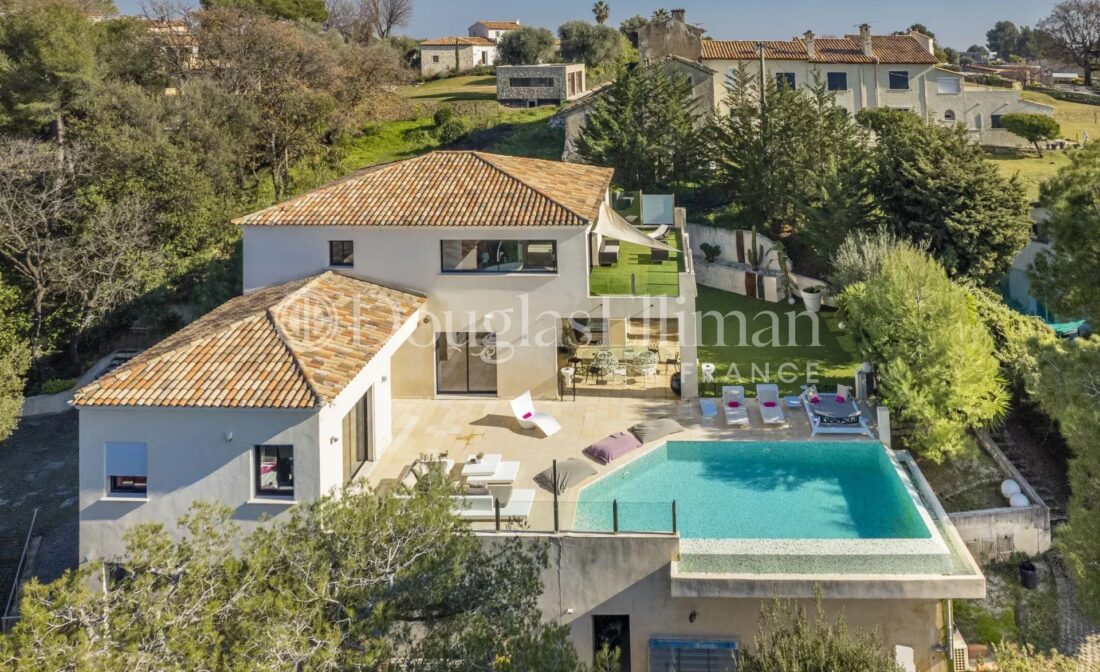 Просторная вилла с крытым бассейном в Сен-Поль-де-Ванс