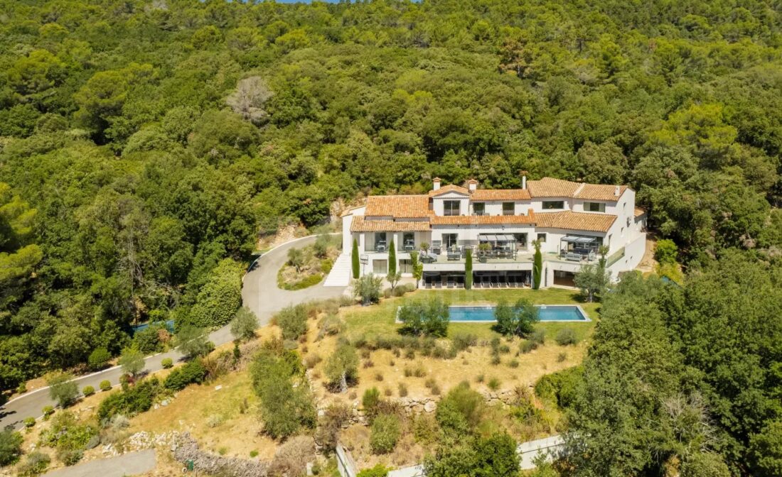 Cabris: En vidstrakt villa med 7 soverom og panoramautsikt over havet.