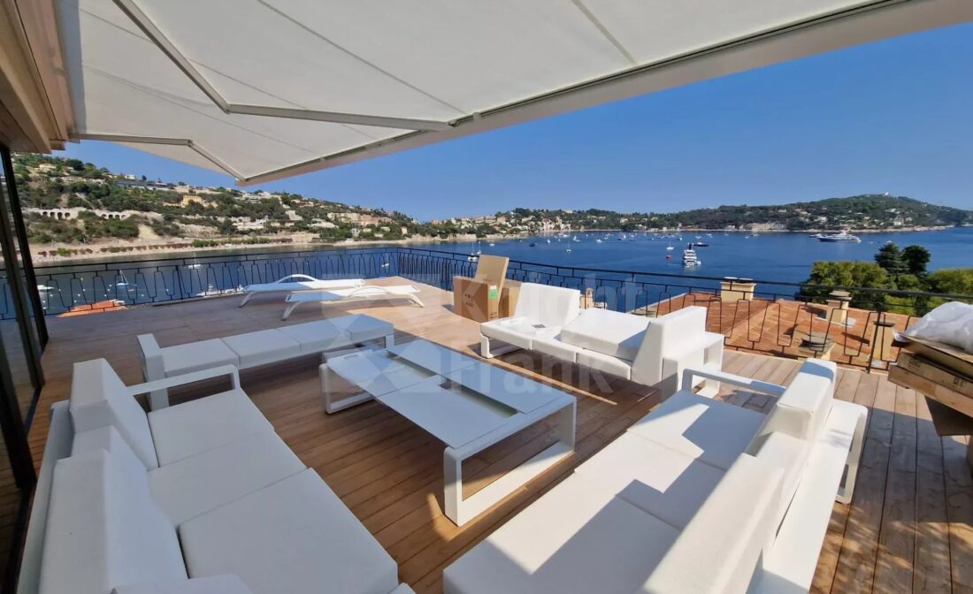 VILLEFRANCHE SUR MER –  Renovated apartment with sea view