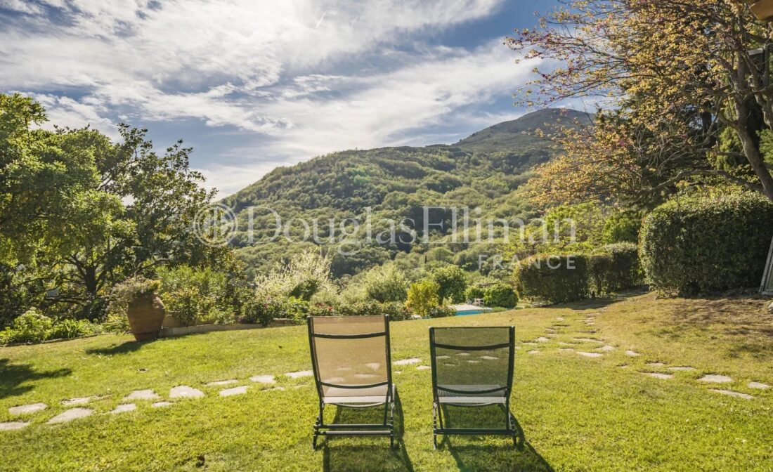 VENCE:  A Charming Villa in a quiet location boasting a Wonderful Sea View