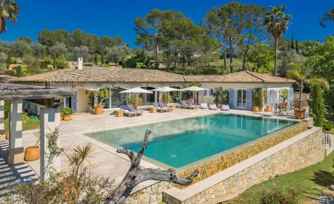 MOUGINS – Superb villa with panoramic views in a secure estate
