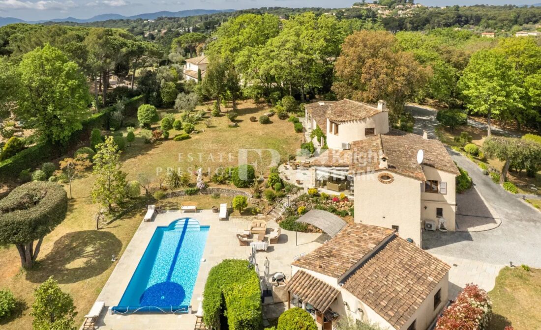 VALBONNE : Propriété de charme avec piscine et vue dans un domaine fermé
