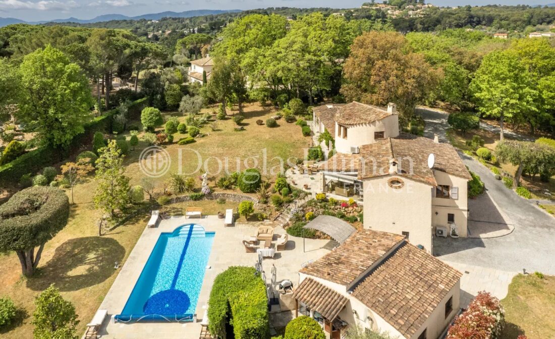 VALBONNE : A Charming Property with pool and view in closed domain