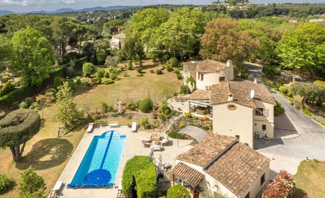 Close to Valbonne : A Charming Property with pool and view in closed domain
