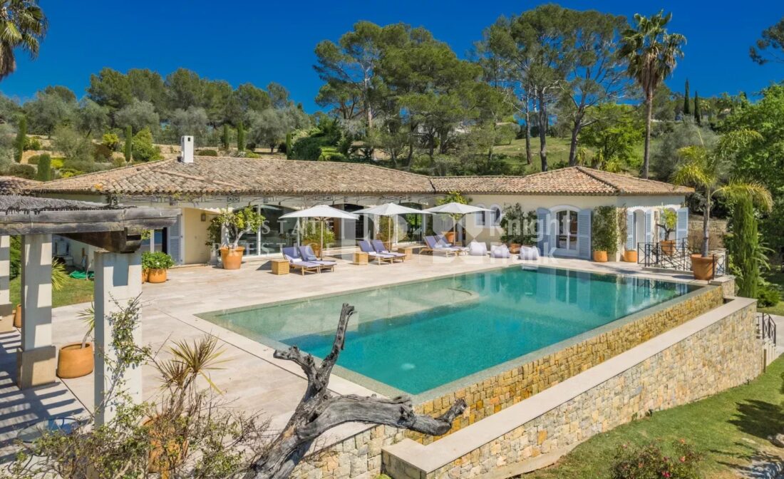 Castellaras – Superb villa with panoramic views in a secure estate
